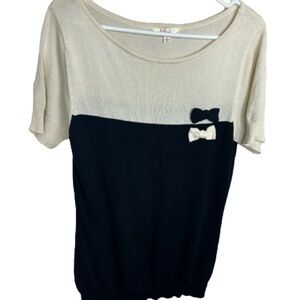 Myrtlewood of California short‎ sleeve knit top with bows